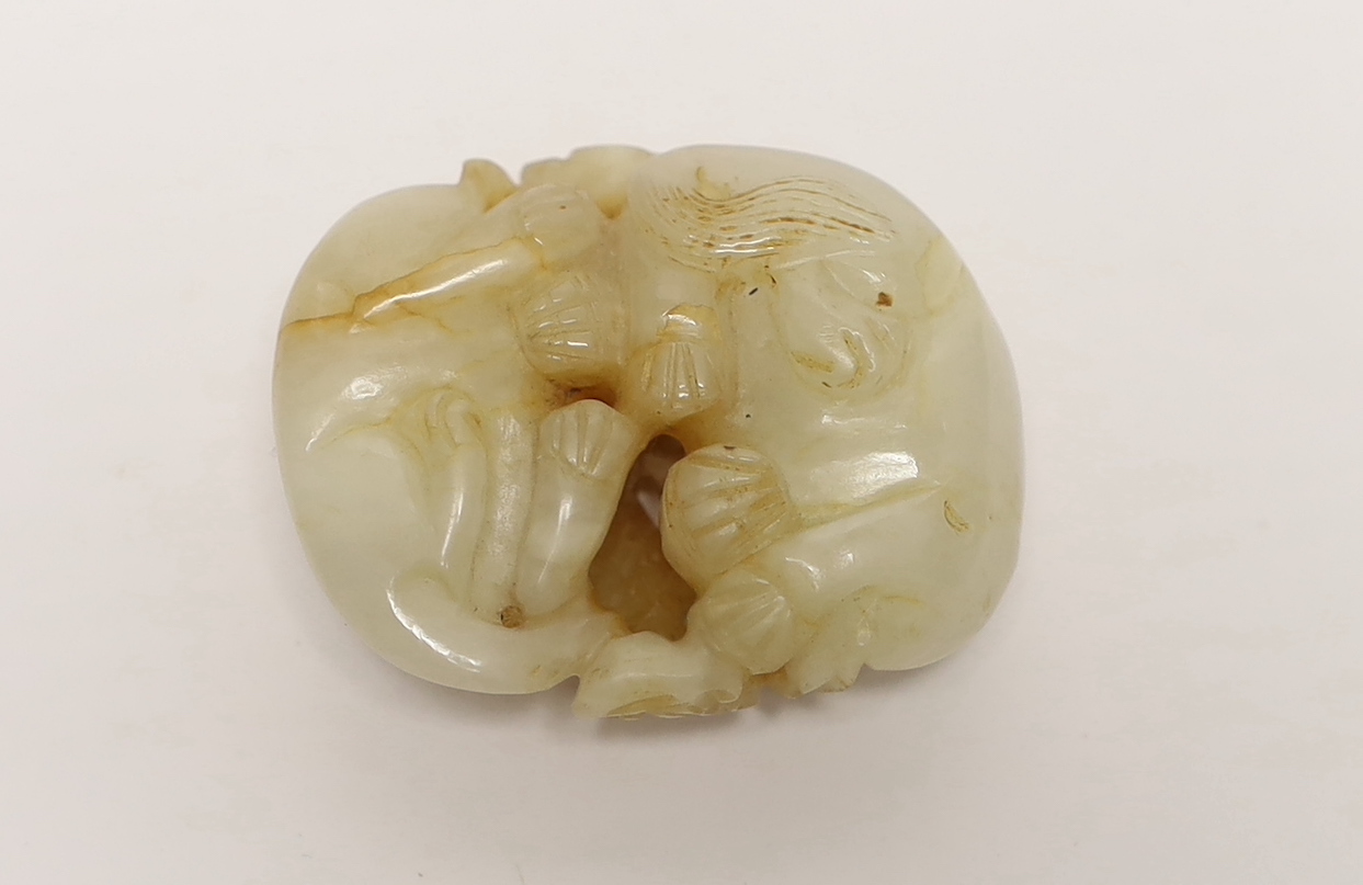 A Chinese White and russet jade carving of two cats, Qing dynasty, 4.5cm wide